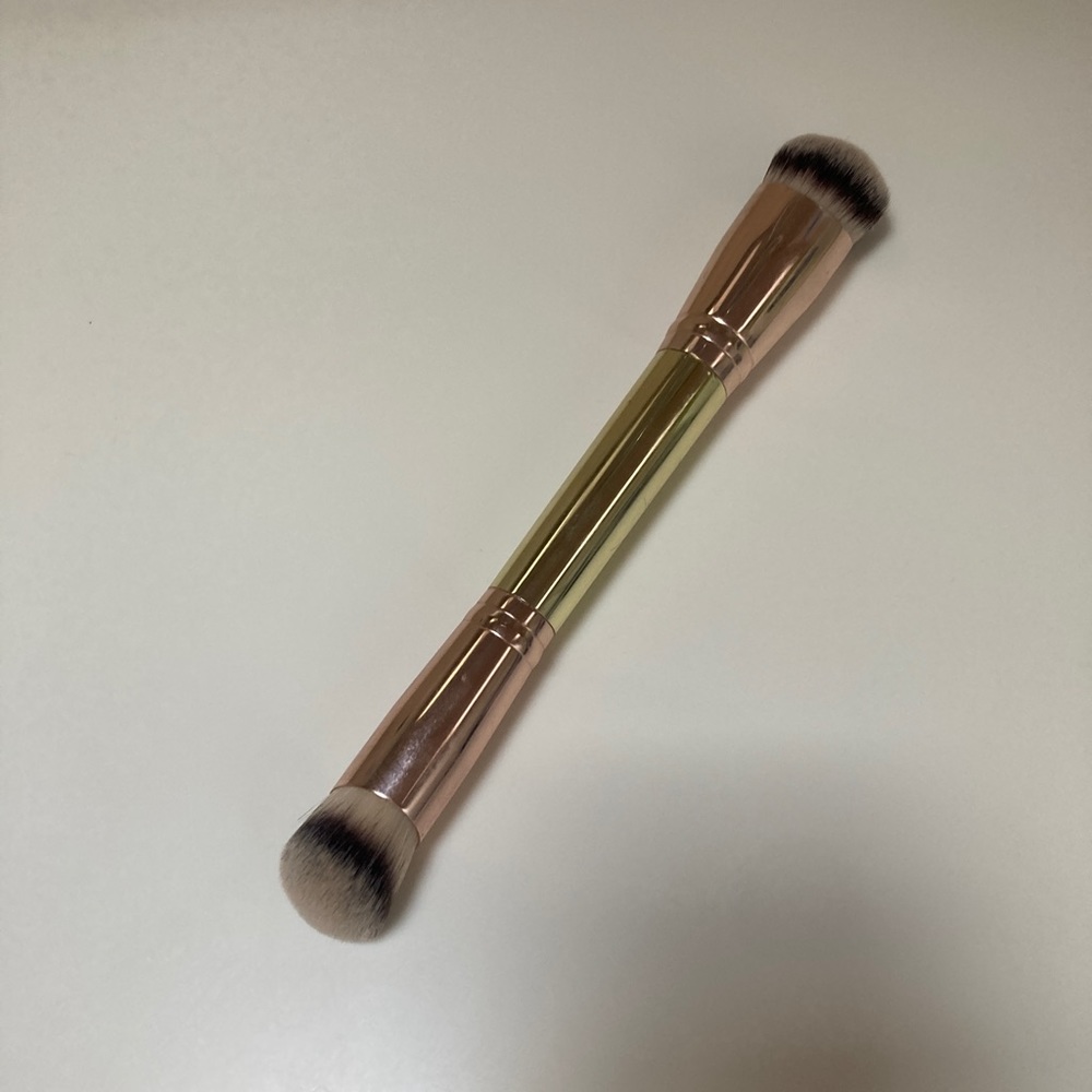 Cosmetic blender brush by Maskara
